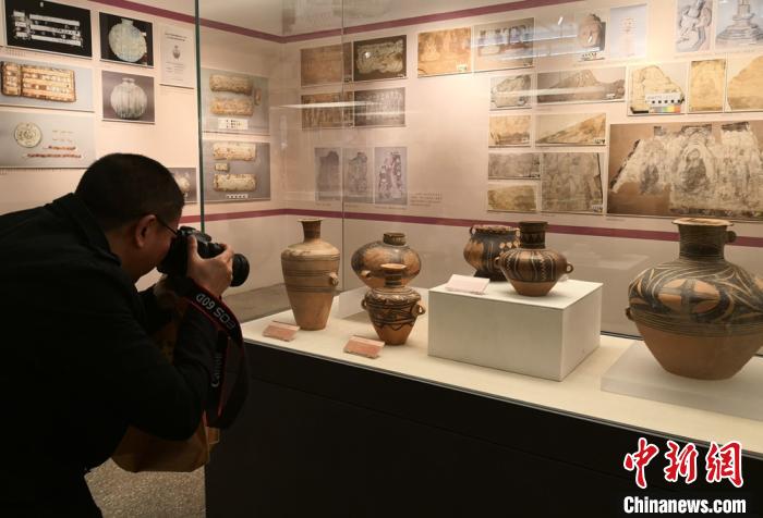 图为：民众在甘肃省博物馆观赏展出的文物。(资料图) 杨艳敏 摄